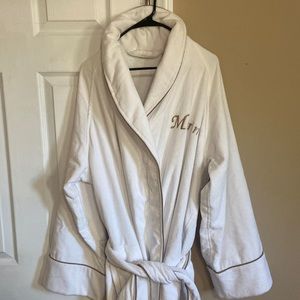 is crafted from pure fluffy cotton with a fine border of contrasting piping